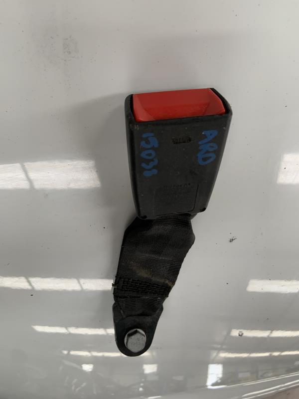 Attache ceinture arriere droit