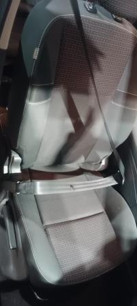 Attache ceinture avant droit