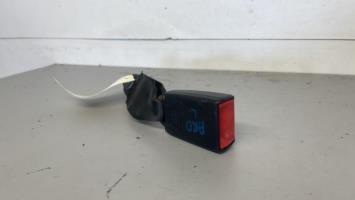 Attache ceinture arriere droit