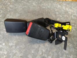 Attache ceinture arriere droit