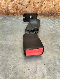 Attache ceinture arriere droit