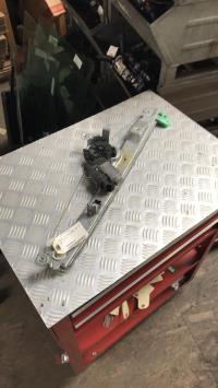 Elevalunas eléctrico delantero derecho