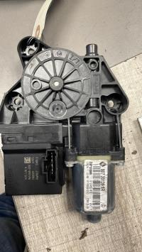 Moteur leve vitre avant droit