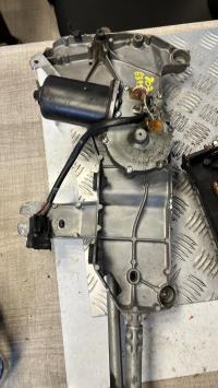 Moteur essuie glace avant
