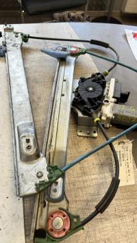 Leve vitre electrique avant gauche