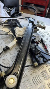 Leve vitre electrique avant gauche