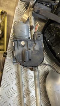Moteur essuie glace avant