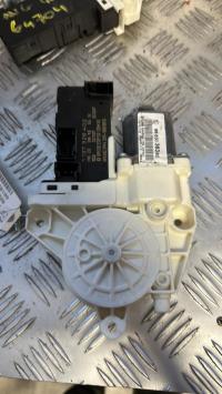 Moteur leve vitre avant droit