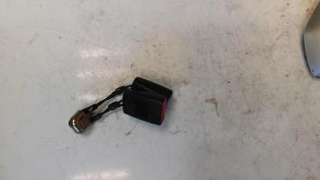 Attache ceinture arriere droit