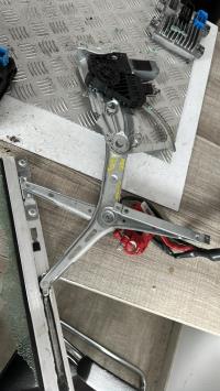 Leve vitre electrique avant gauche