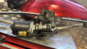 Moteur essuie glace avant