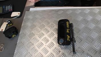 Poignee porte avant gauche