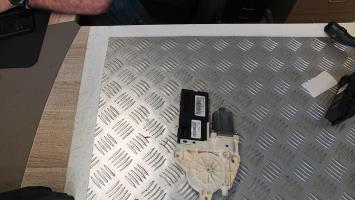 Moteur leve vitre avant droit