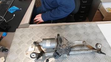 Moteur essuie glace avant