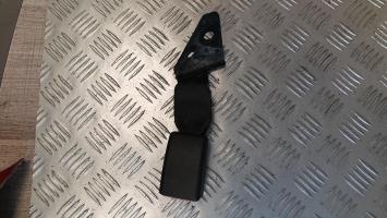 Attache ceinture arriere droit