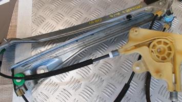 Mecanisme de leve vitre electrique avant droit
