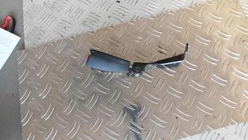 Attache ceinture arriere droit