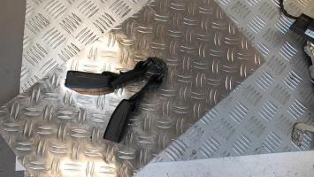 Attache ceinture arriere droit