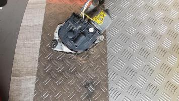 Moteur essuie glace avant gauche
