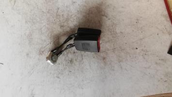 Attache ceinture arriere droit