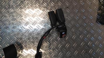 Attache ceinture arriere droit