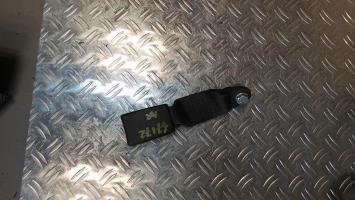 Attache ceinture arriere centrale