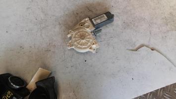 Moteur leve vitre avant droit