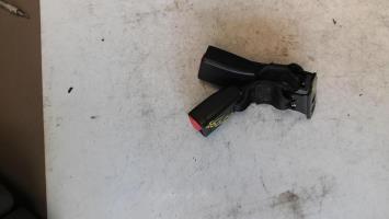 Attache ceinture arriere droit