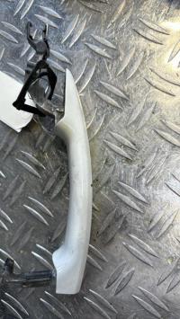 Poignee porte avant gauche