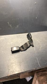 Attache ceinture arriere droit