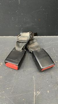 Attache ceinture arriere centrale