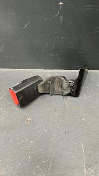 Attache ceinture avant droit
