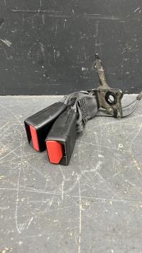 Attache ceinture arriere centrale
