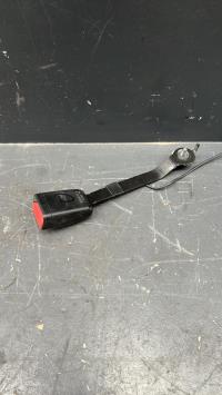 Attache ceinture avant droit