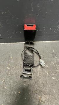 Attache ceinture arriere droit