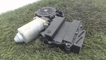 Moteur leve vitre avant droit