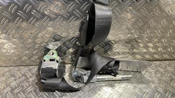 Attache ceinture avant droit