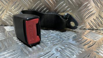 Attache ceinture arriere centrale