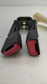 Attache ceinture arriere centrale