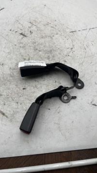 Attache ceinture arriere centrale