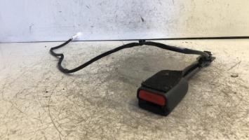 Attache ceinture avant droit