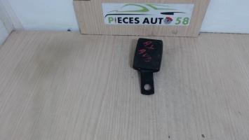 Attache ceinture avant droit