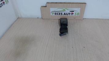 Attache ceinture arriere centrale