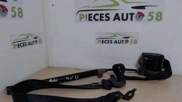 Attache ceinture avant droit