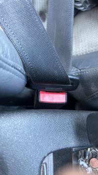 Attache ceinture avant gauche