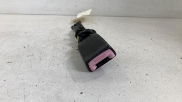 Attache ceinture avant gauche
