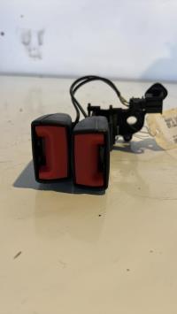 Attache ceinture arriere centrale