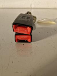 Attache ceinture arriere centrale