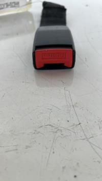 Attache ceinture arriere centrale