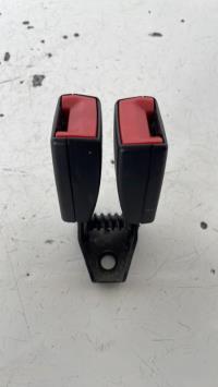 Attache ceinture arriere centrale